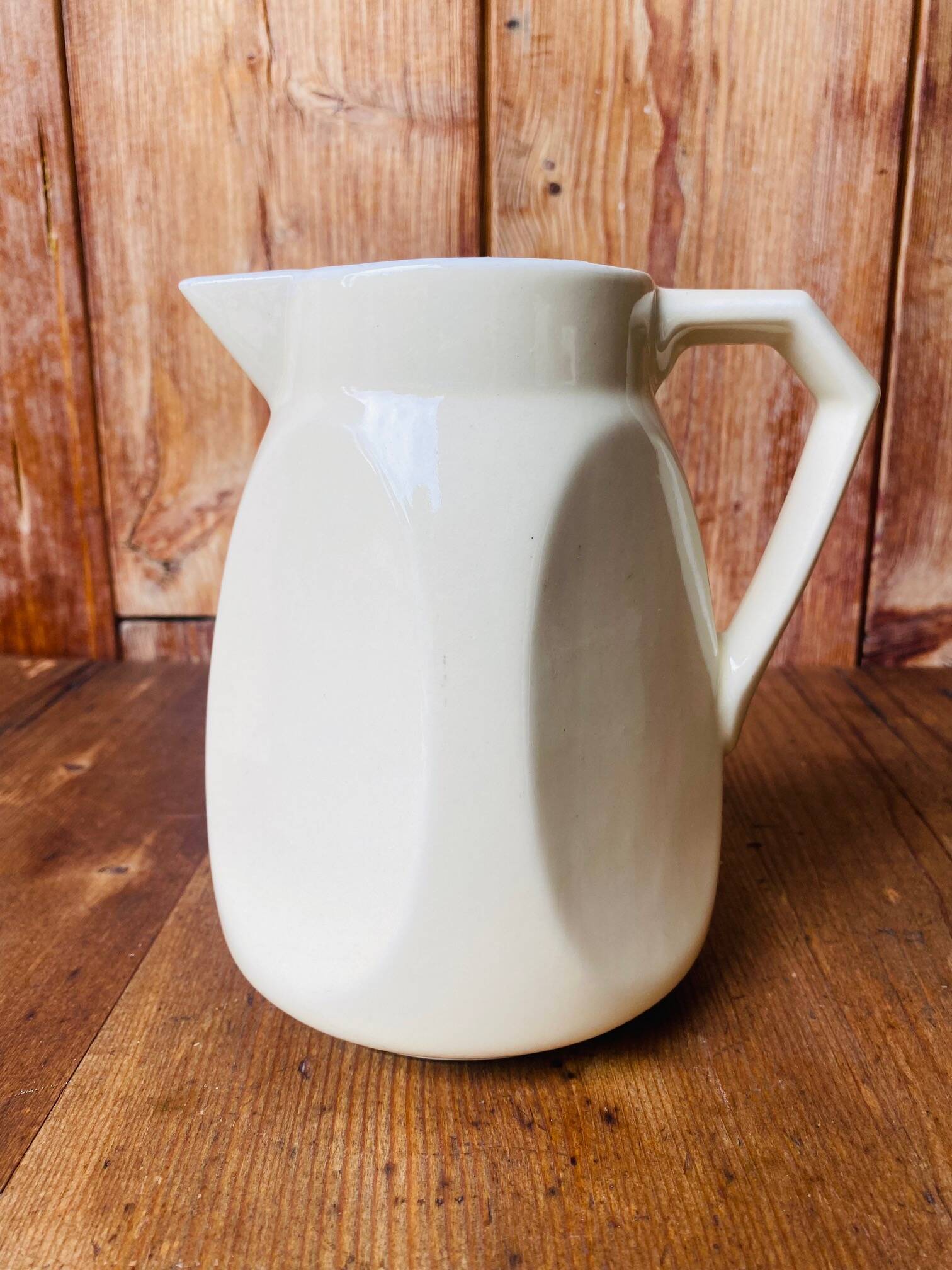 A pair of vintage ceramic jugs from the 1950s.