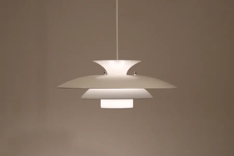 Lampe suspendue vintage blanche de design danois