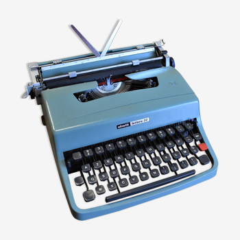 Machine à écrire Olivetti Lettera 32 avec valise