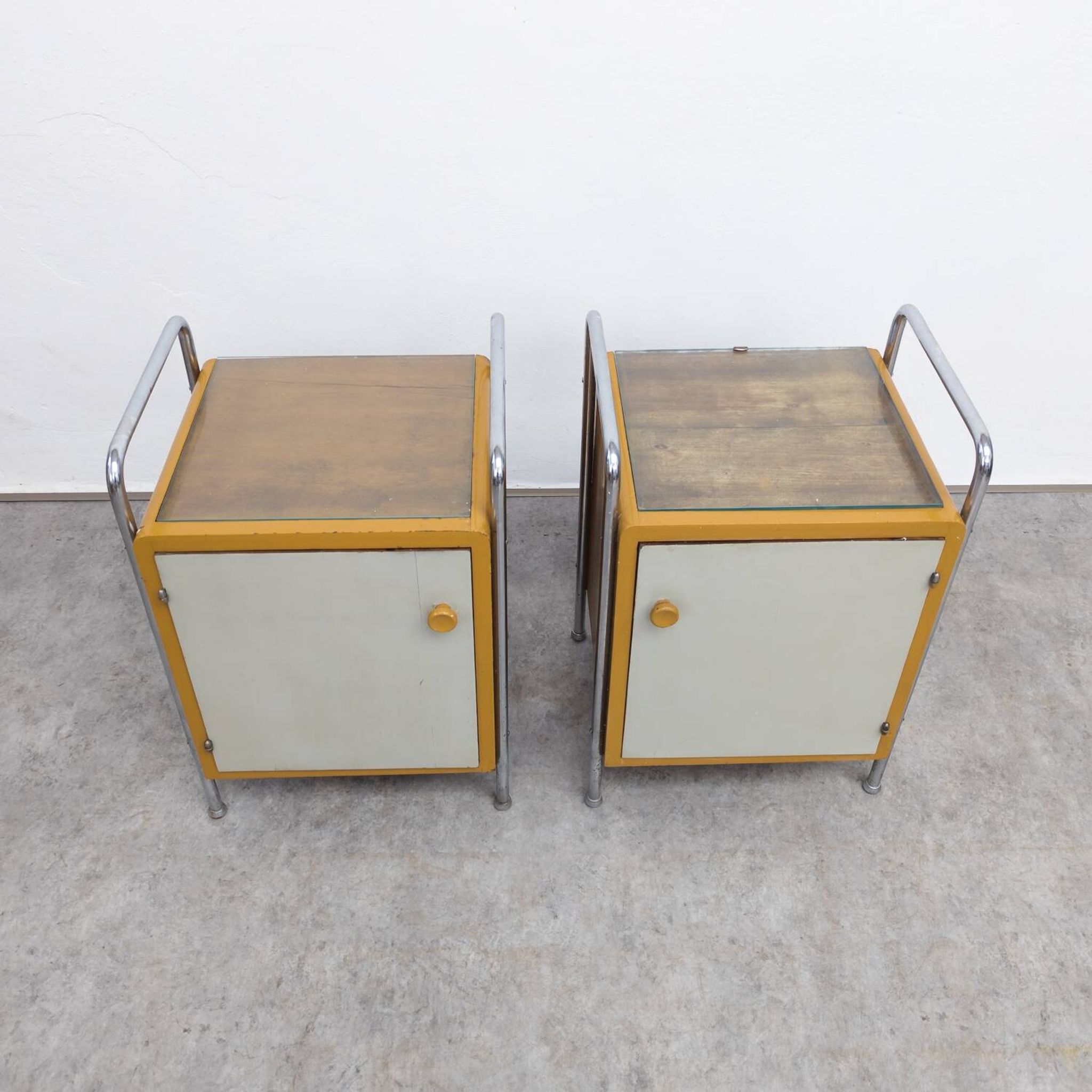 Paire de tables de nuit en tube d'acier par Hynek Gottwald, 1930