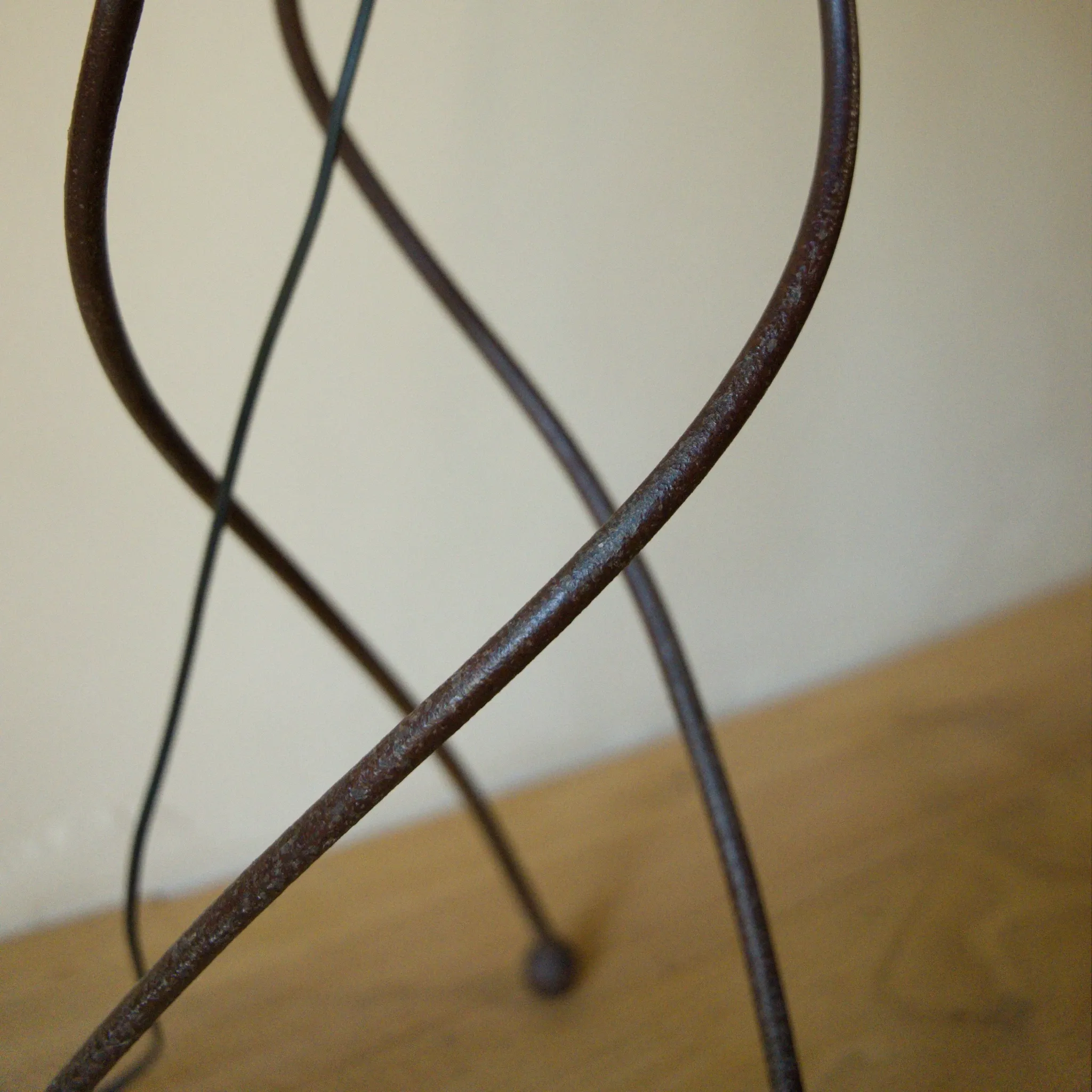 Sculptural tripod floor lamp in wrought iron, François Liguori