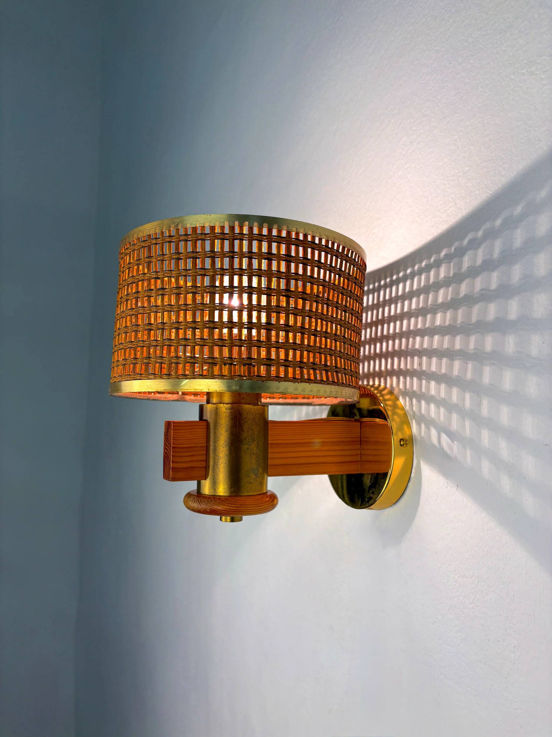 Vintage rattan & wood wall sconce, Italy, 1970s