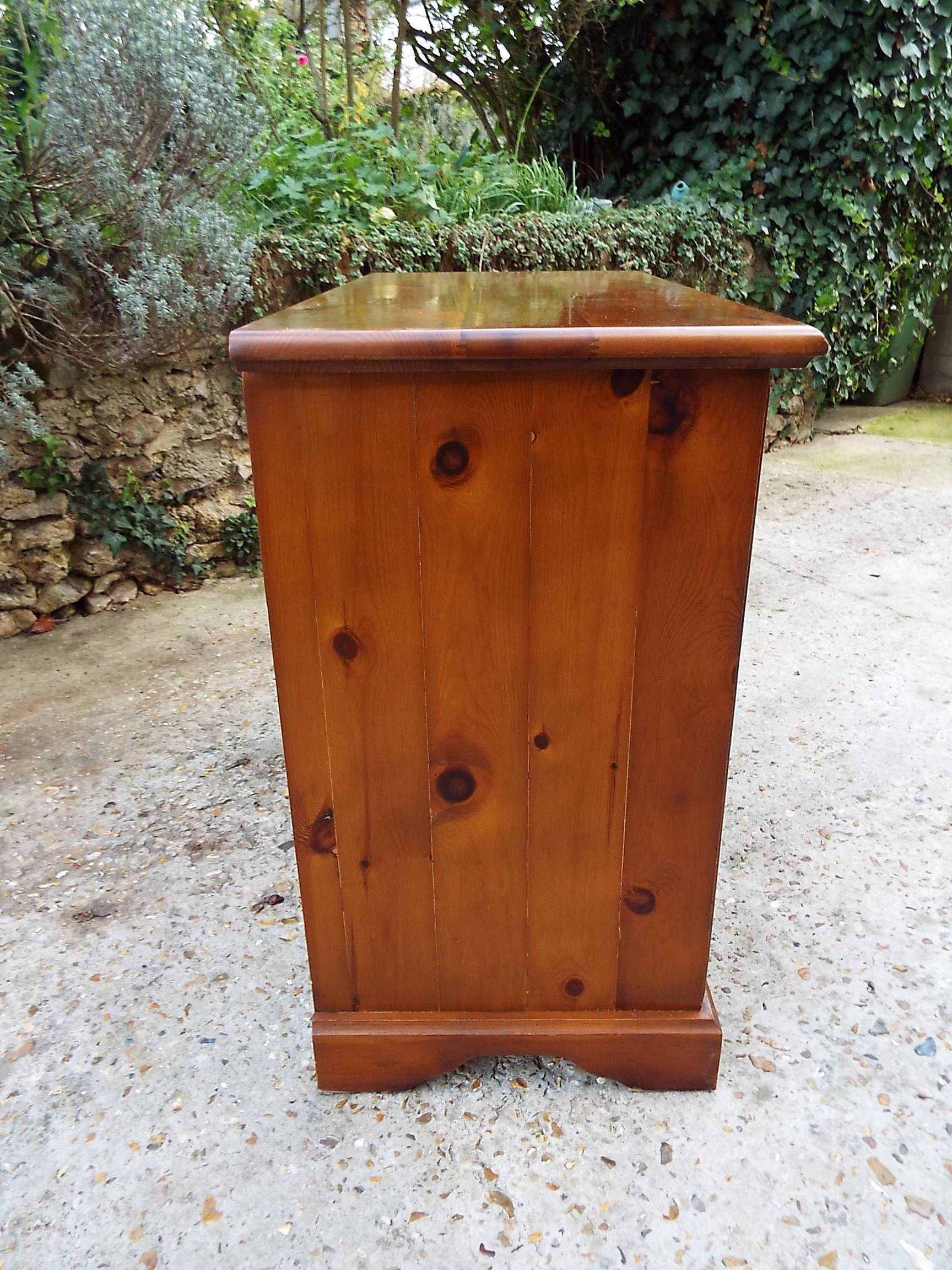 Pine chest of drawers