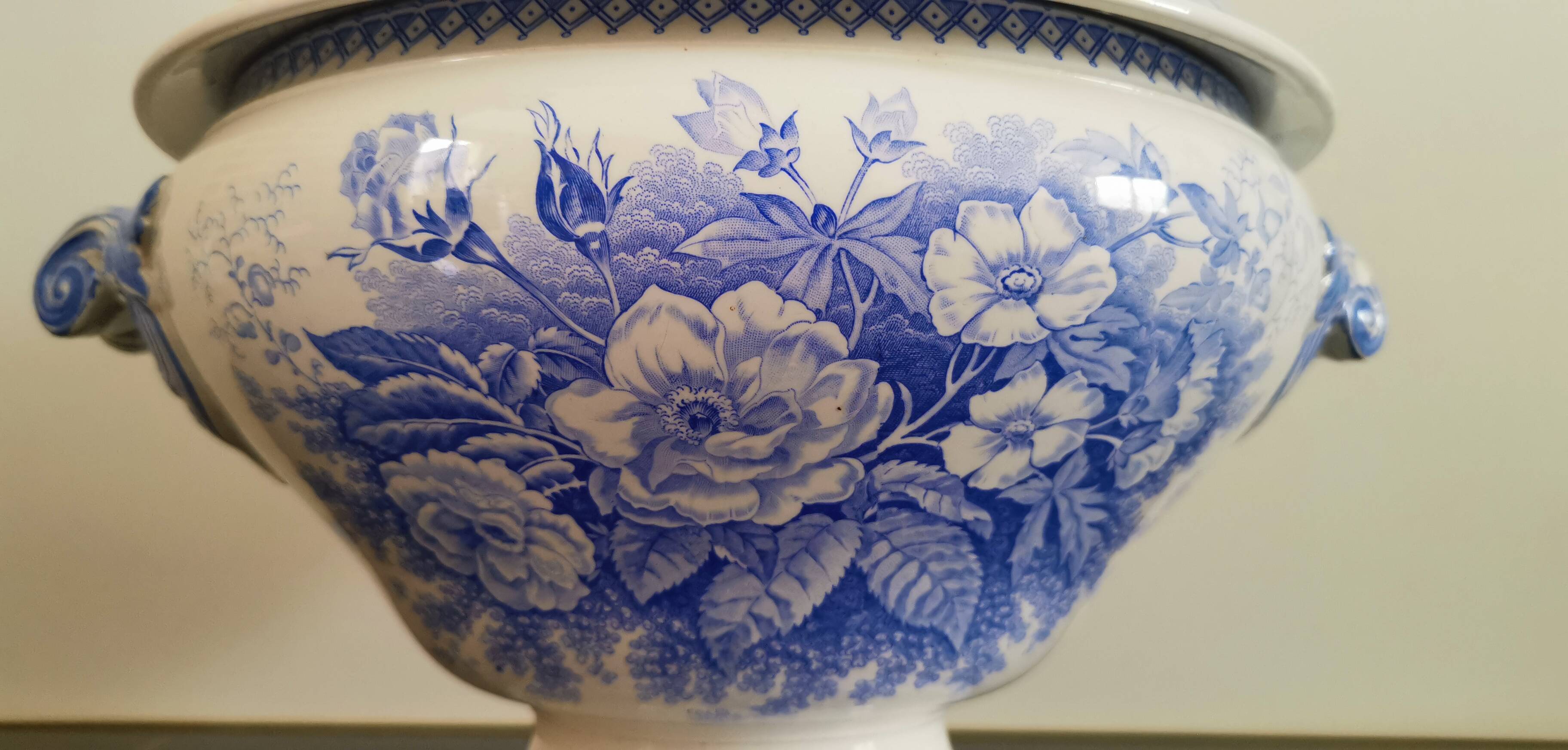 Sarreguemines U & C iron clay soup tureen "Jardinière" model