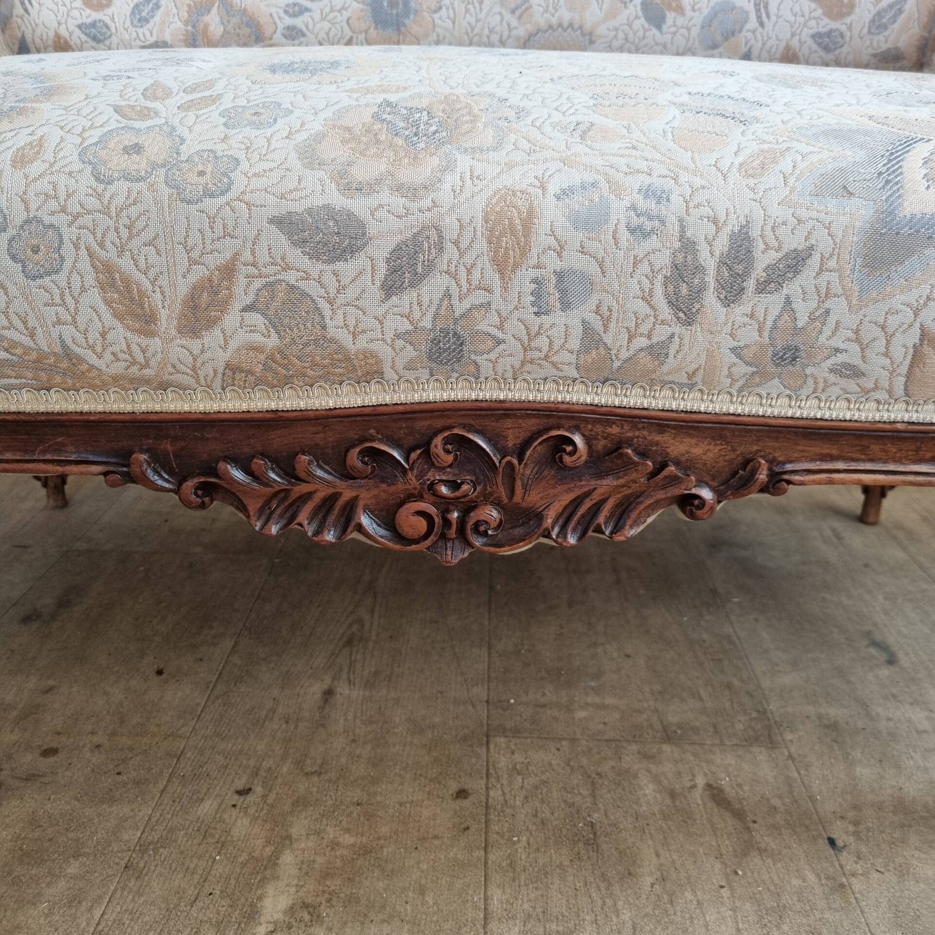 Small sofa or bench in Louis XV style, rococo.