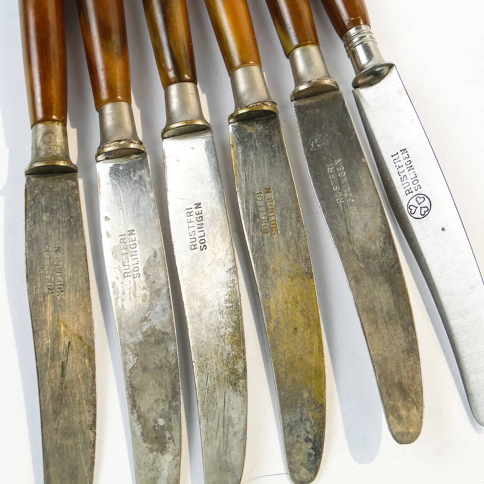 Ensemble de couteaux, style mid-century modern, bakélite marron, Suède, années 1950.