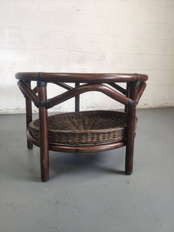Table basse vintage en rotin avec le plateau en verre fumé et étagère panier en rotin