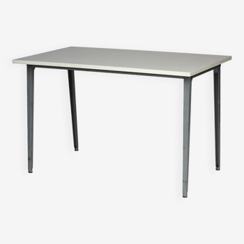 Table Reform par Friso Kramer pour Ahrend de Cirkel. années 1950