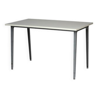 Table Reform par Friso Kramer pour Ahrend de Cirkel. années 1950