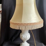 Lampe opaline, potiche blanche, abat-jour
