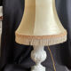 Lampe opaline, potiche blanche, abat-jour