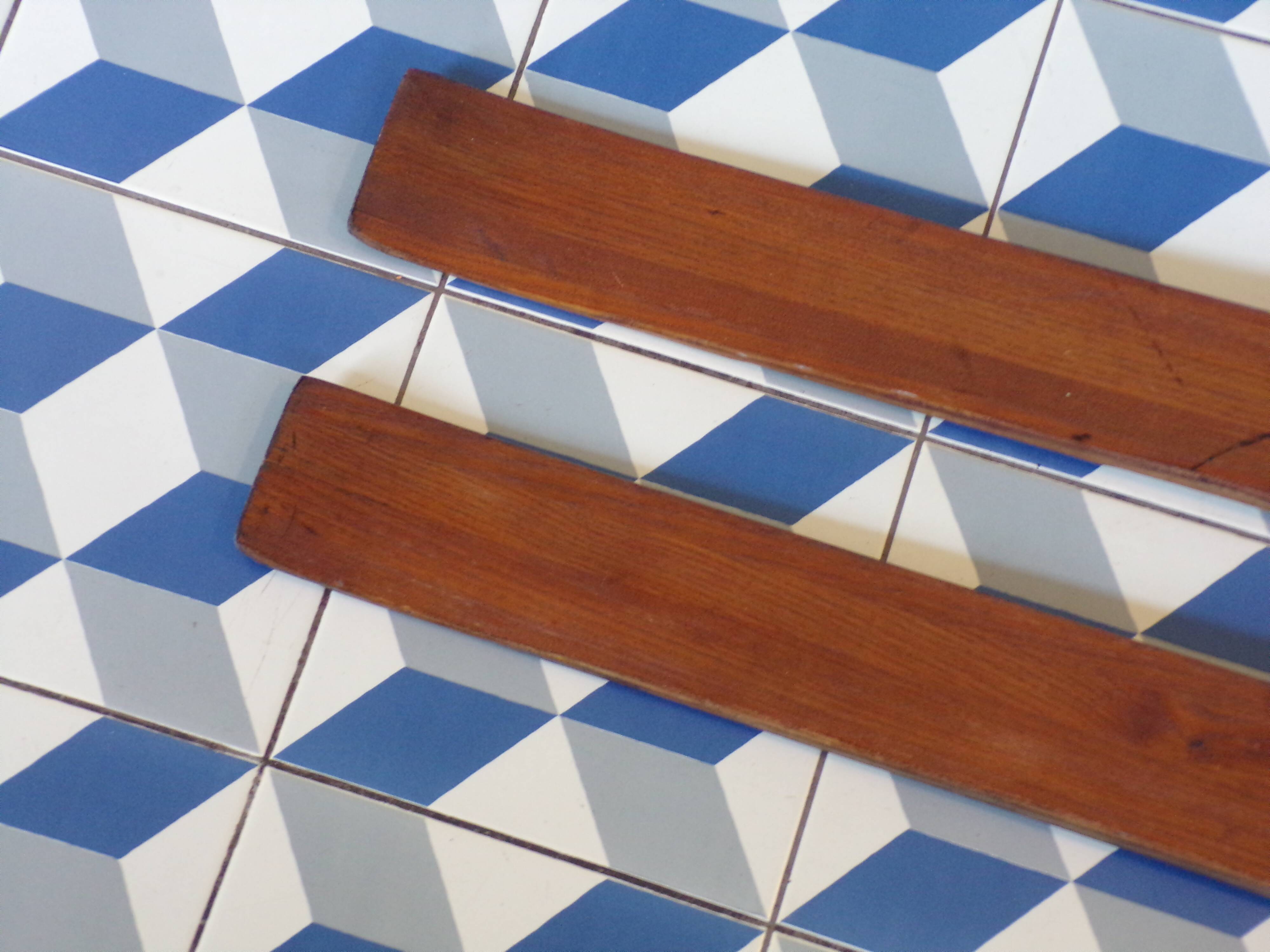 Paire de skis vintage en bois