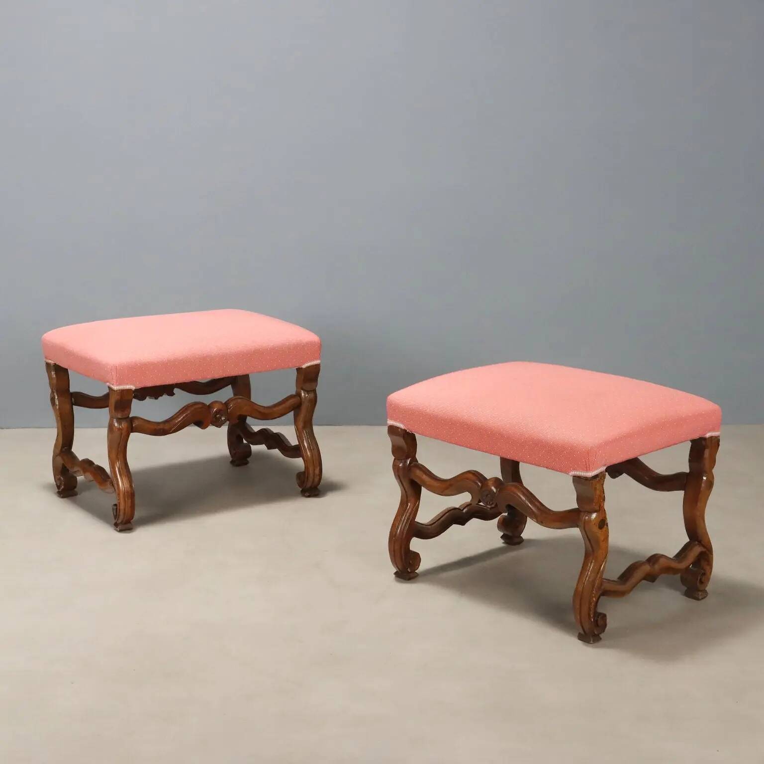 Paire de tabourets baroques anciens en noyer sculpté et tissu, Italie, XVIIIe siècle