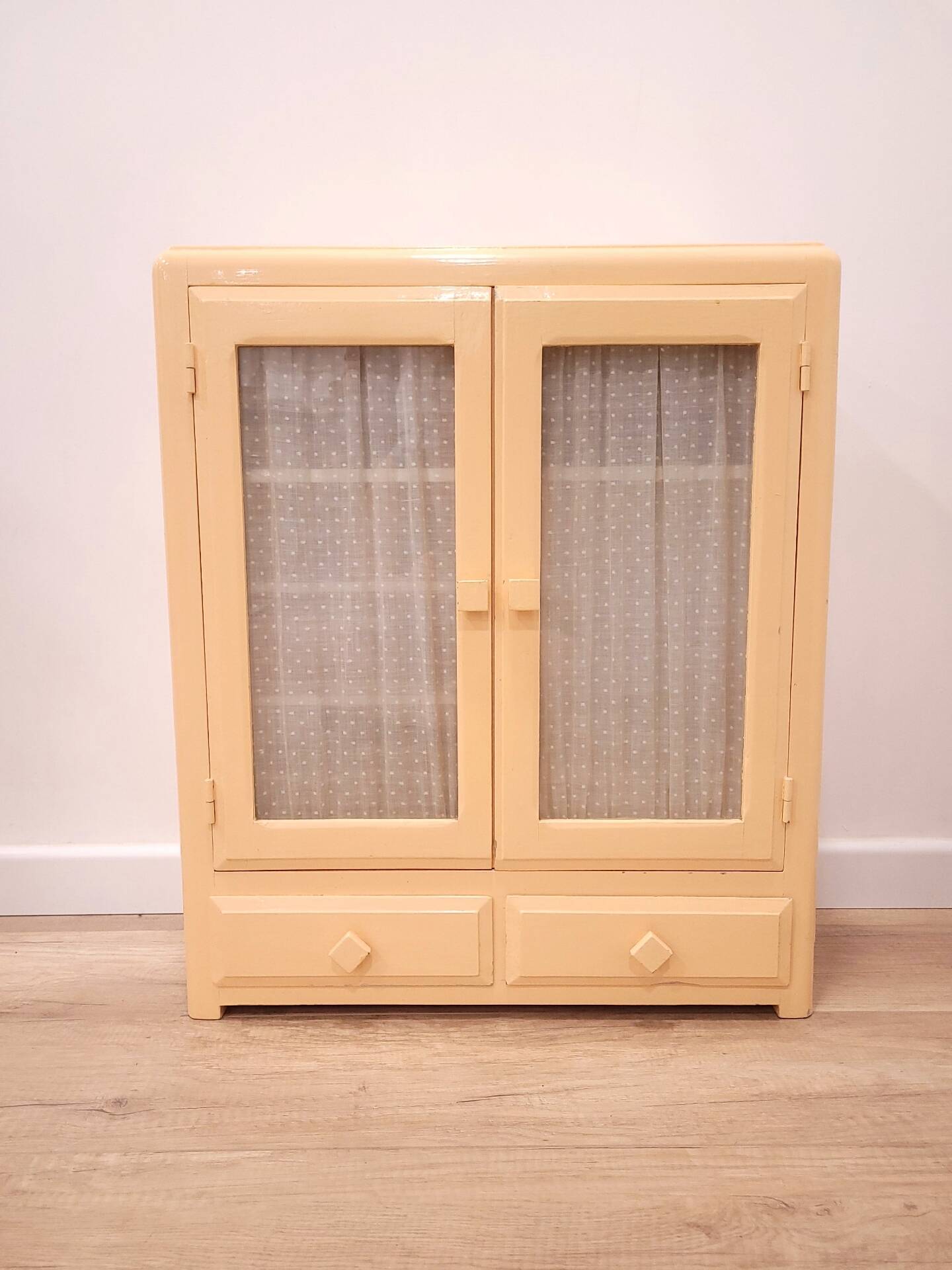 Wall cabinet