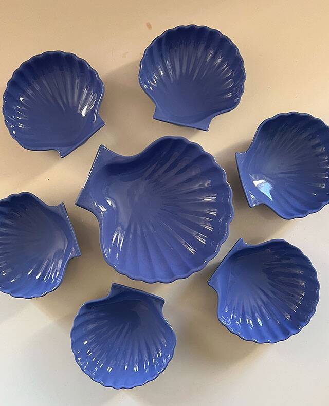 Shell-shaped ceramic service