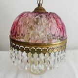Suspension ancienne en verre rose avec pampilles.