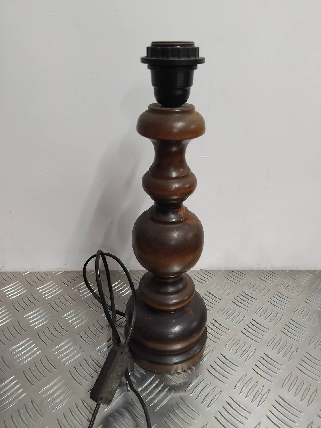 Pied de lampe en bois tourné