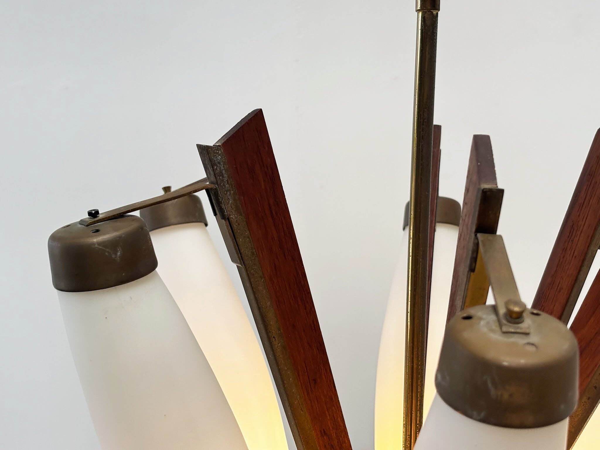 Lustre italien en teck et laiton