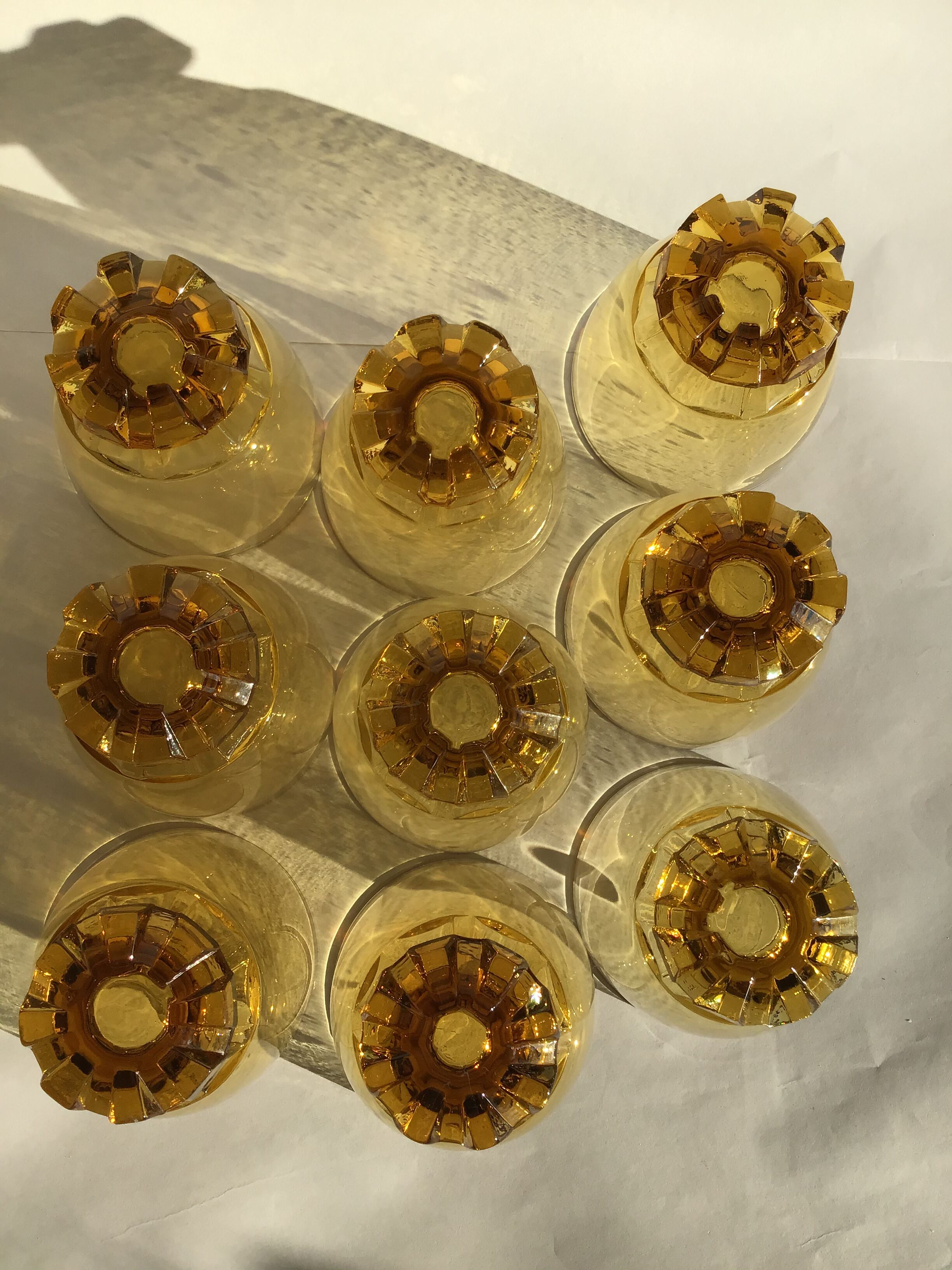 9 glasses amber feet notched wheels