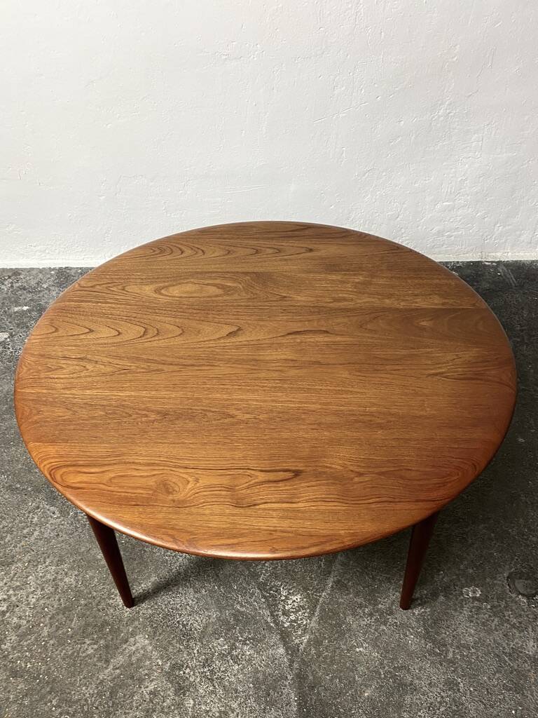 Scandinavian coffee table in teak, design by P. Hvidt & O. Mølgaard-Nielsen, 1960.