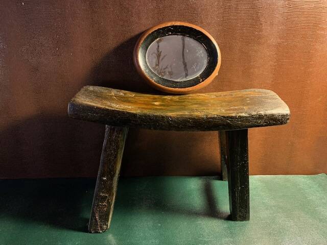 Antique milking stool in rustic curved wood, 19th century