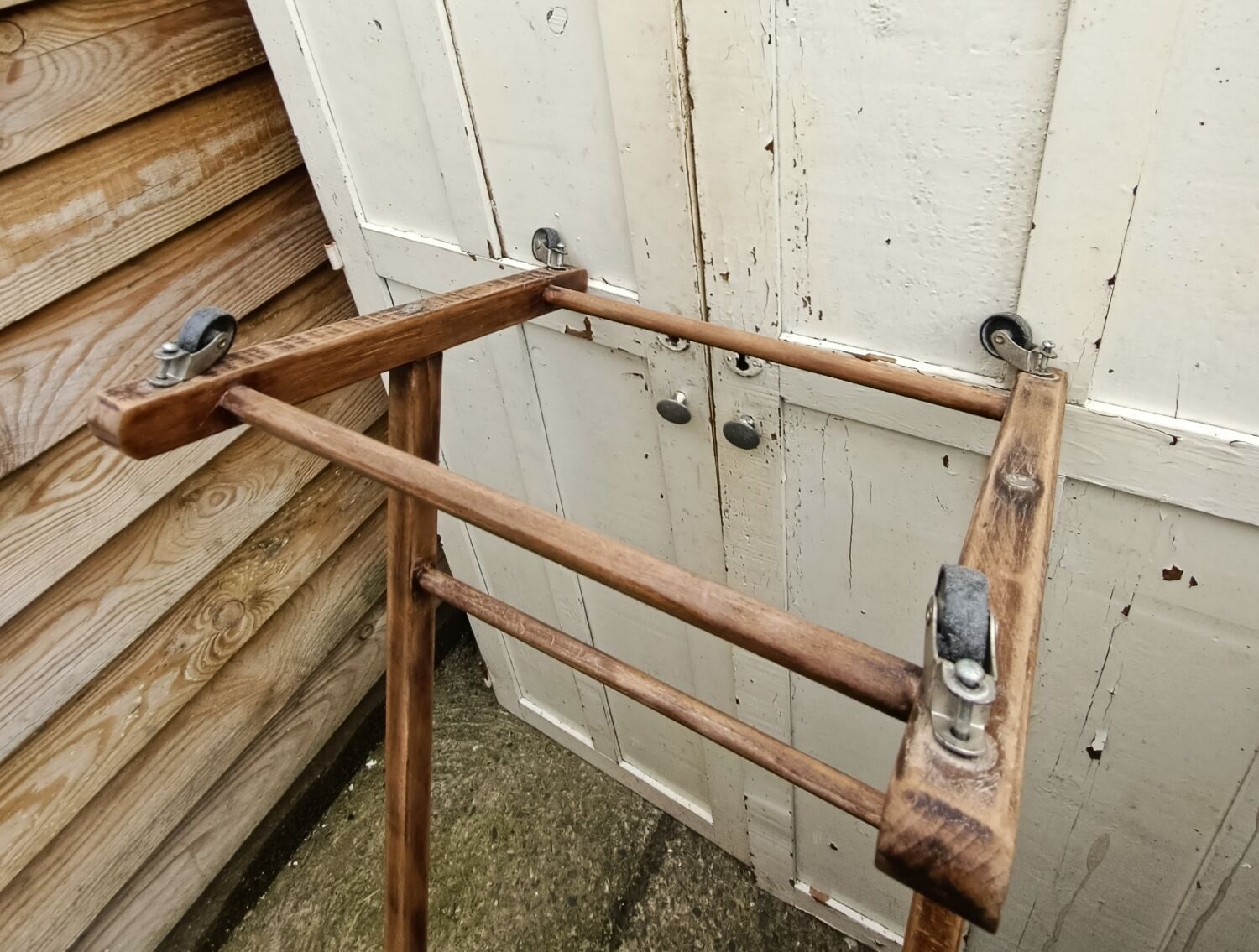 Valet en bois patiné