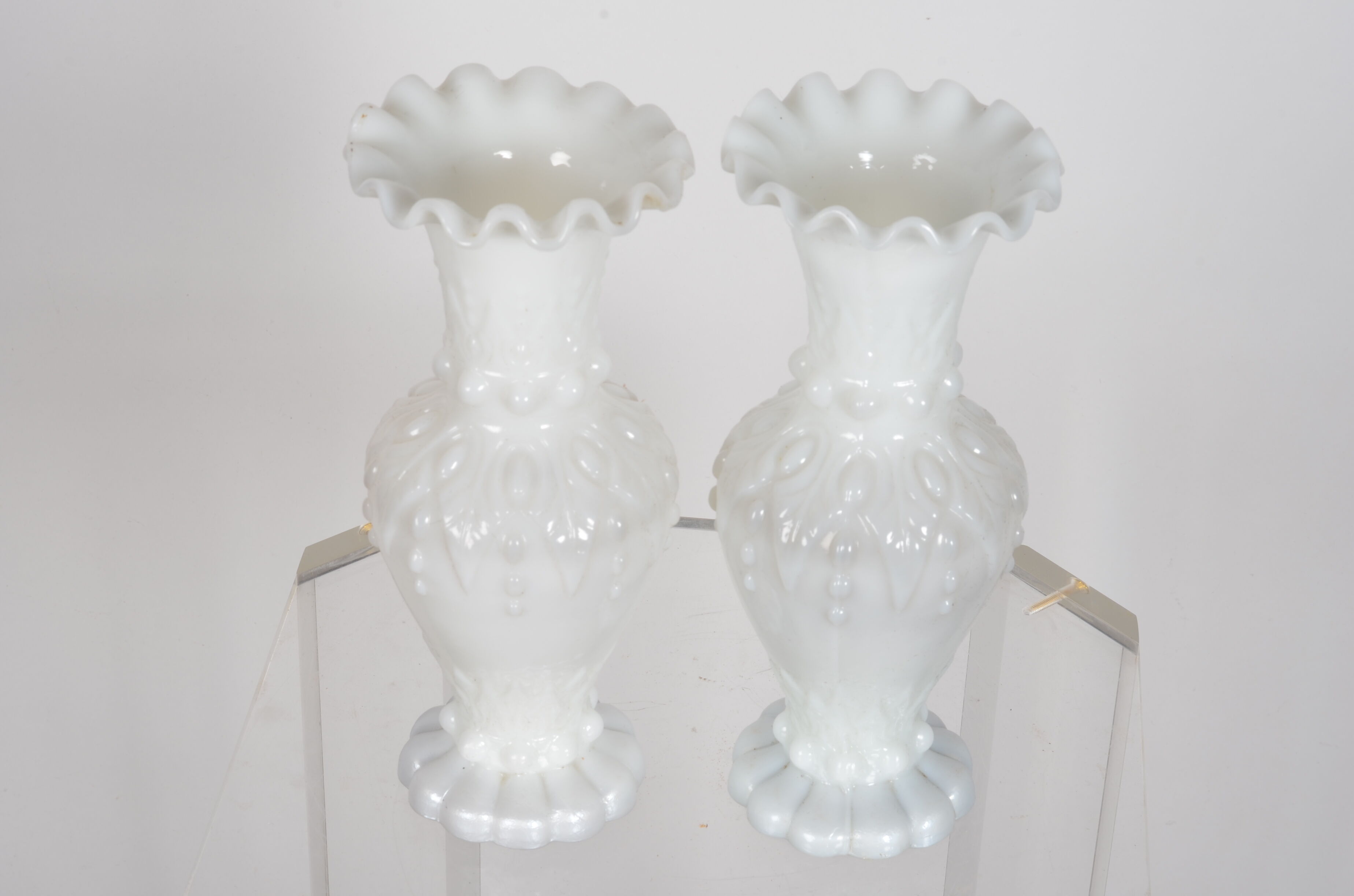 Vases baroques en opaline blanc