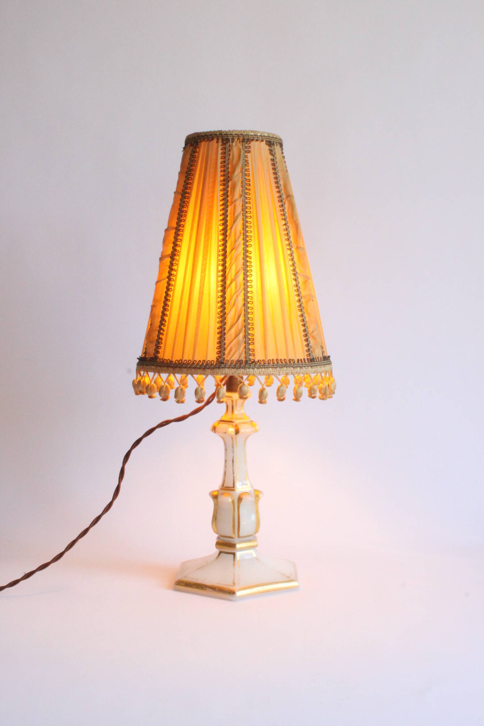 Lampe de table en verre doré opalin, années 1920