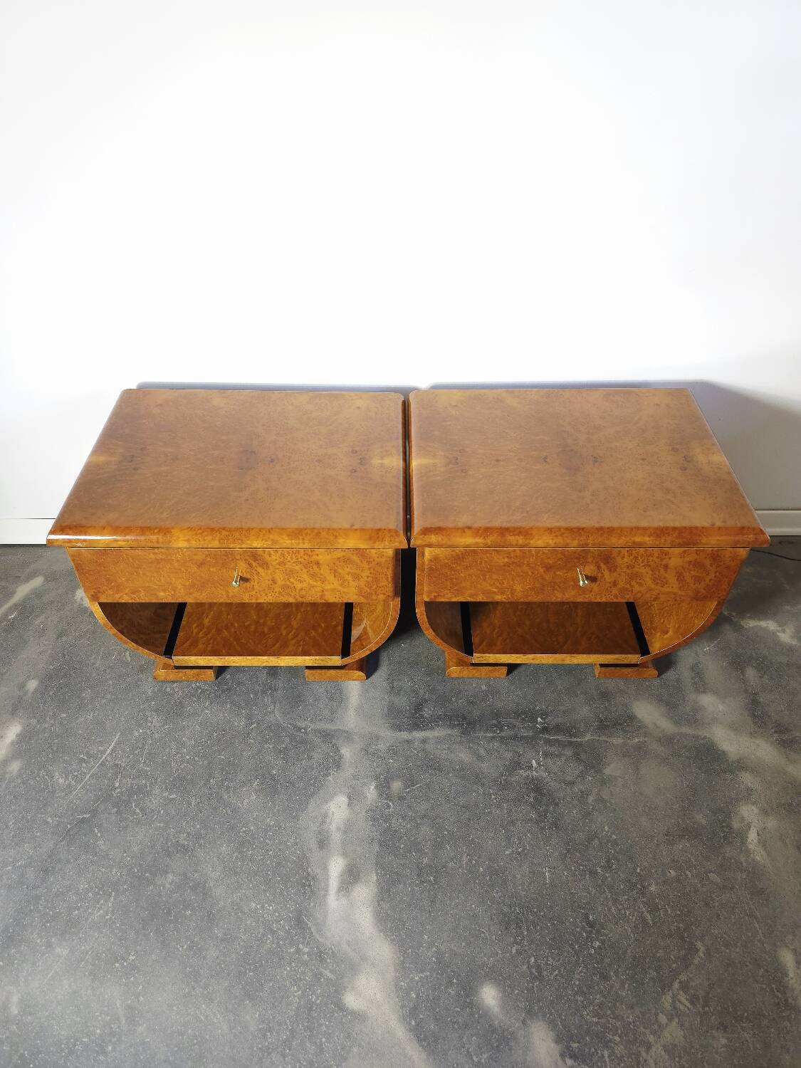 Paire de tables de chevet Art déco en ronce de noyer et laiton