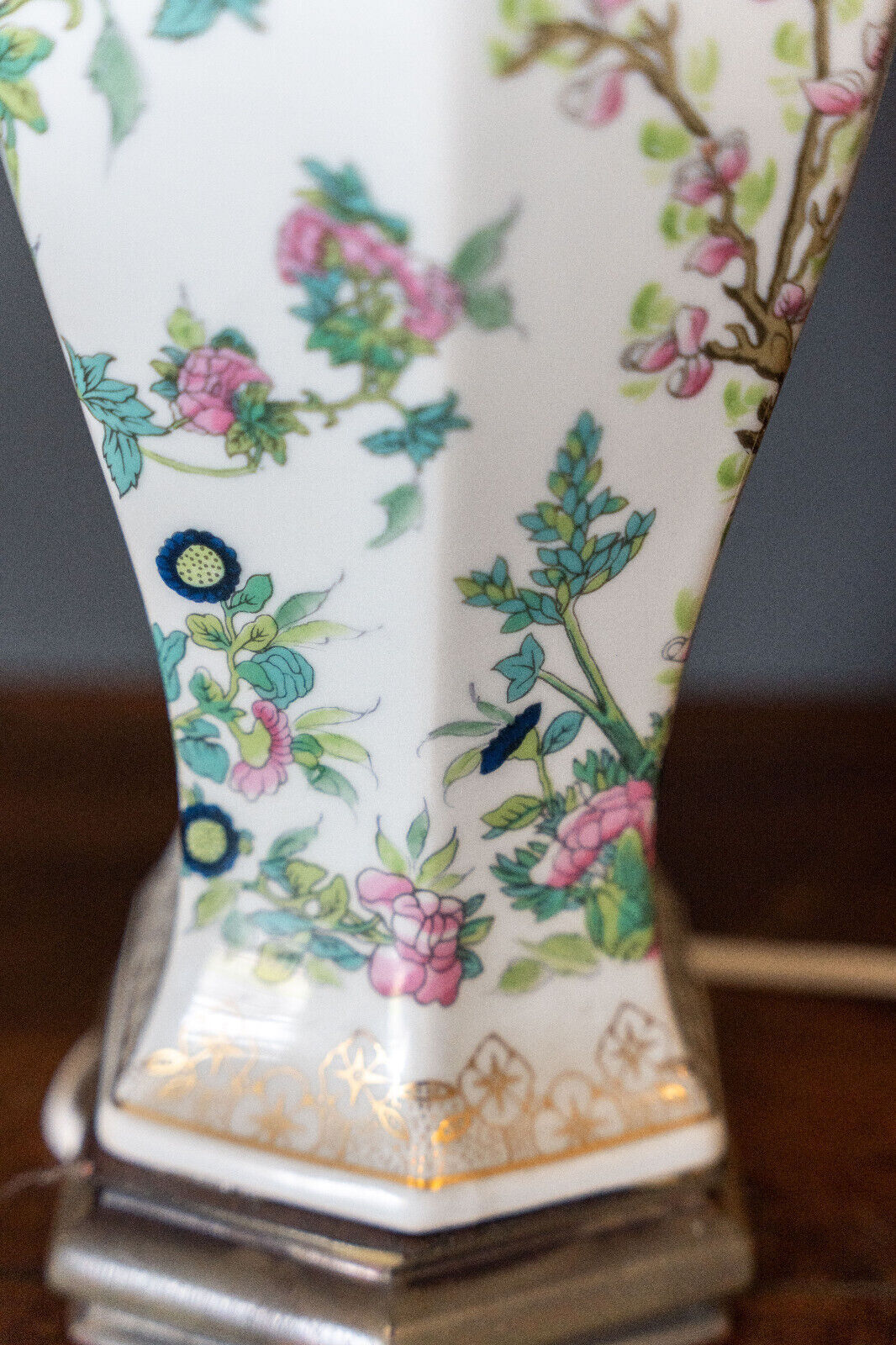 Chinese porcelain lamp mid-twentieth floral decoration wood support