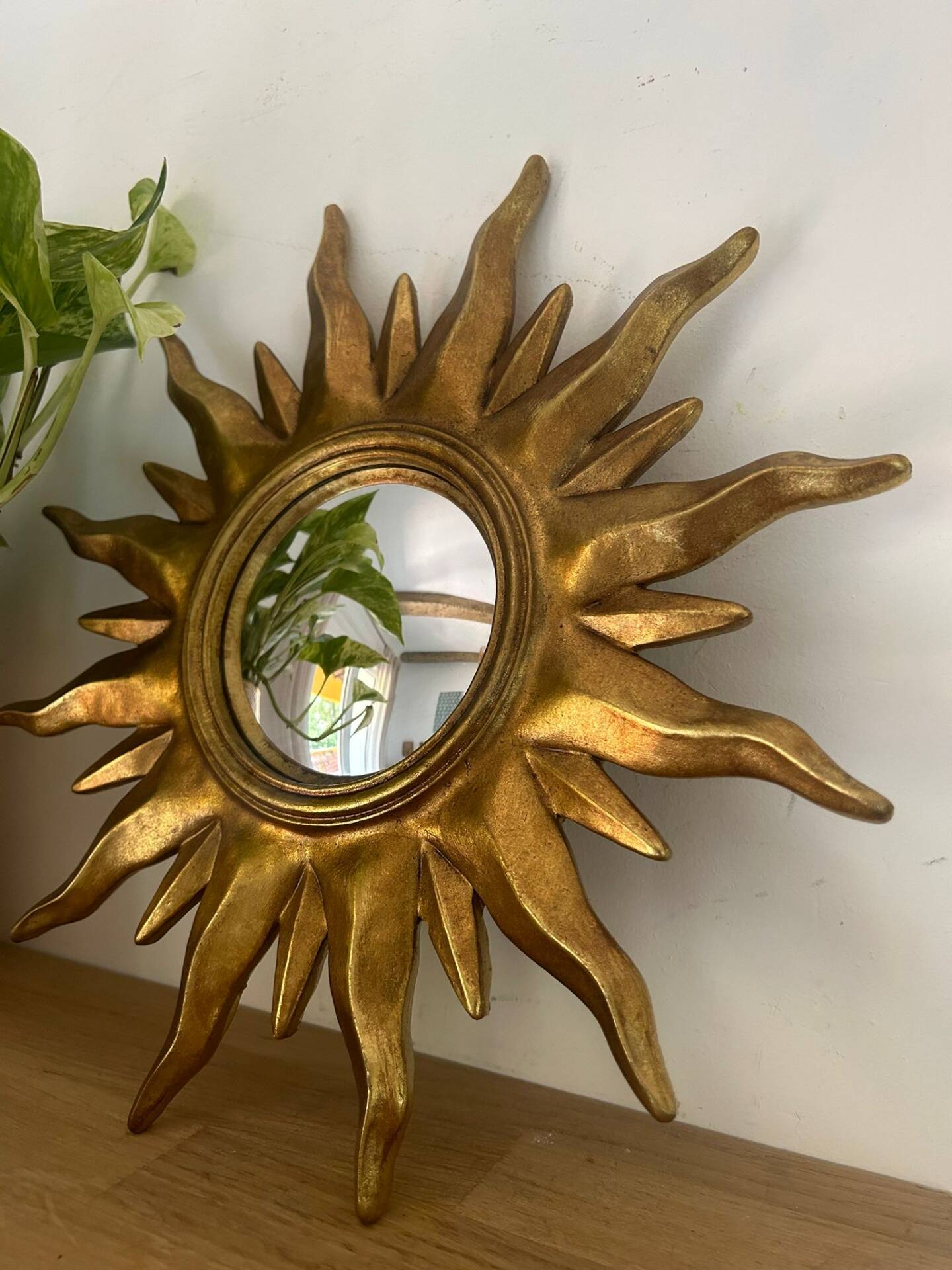 Convex mirror in the shape of a sun