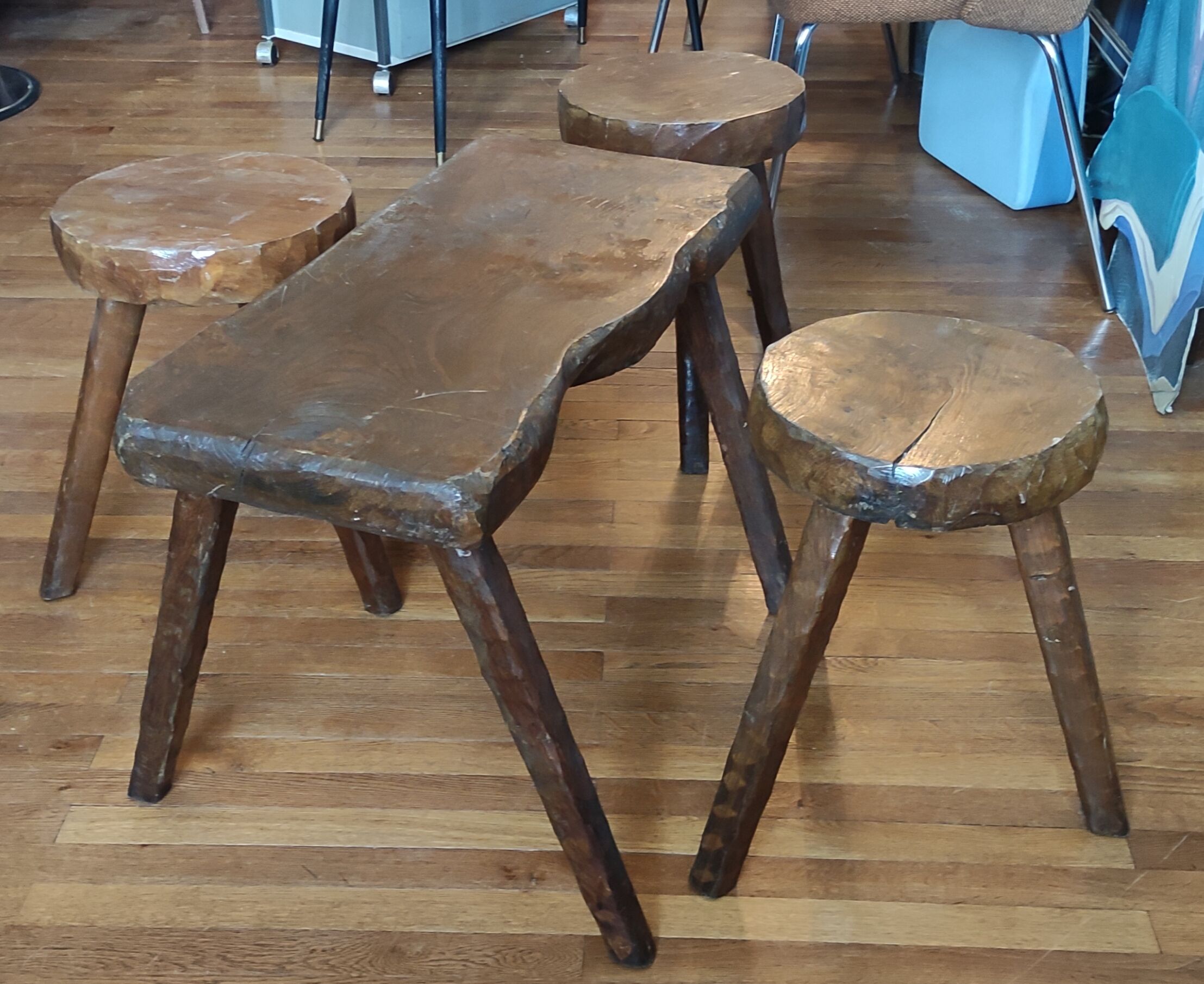 Brutalist living room / coffee table + 3 stools / design 20th
