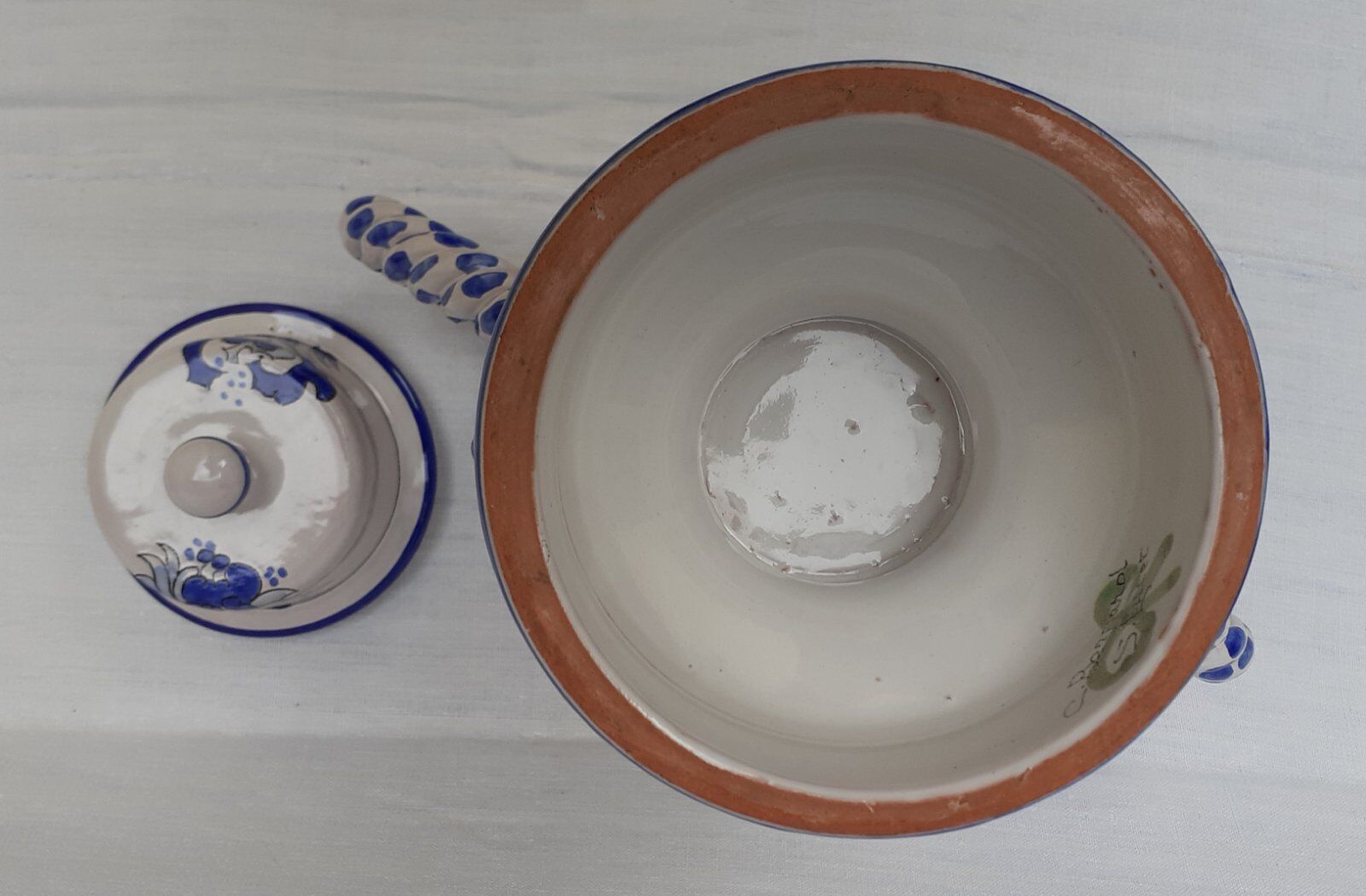 Covered pot in earthenware