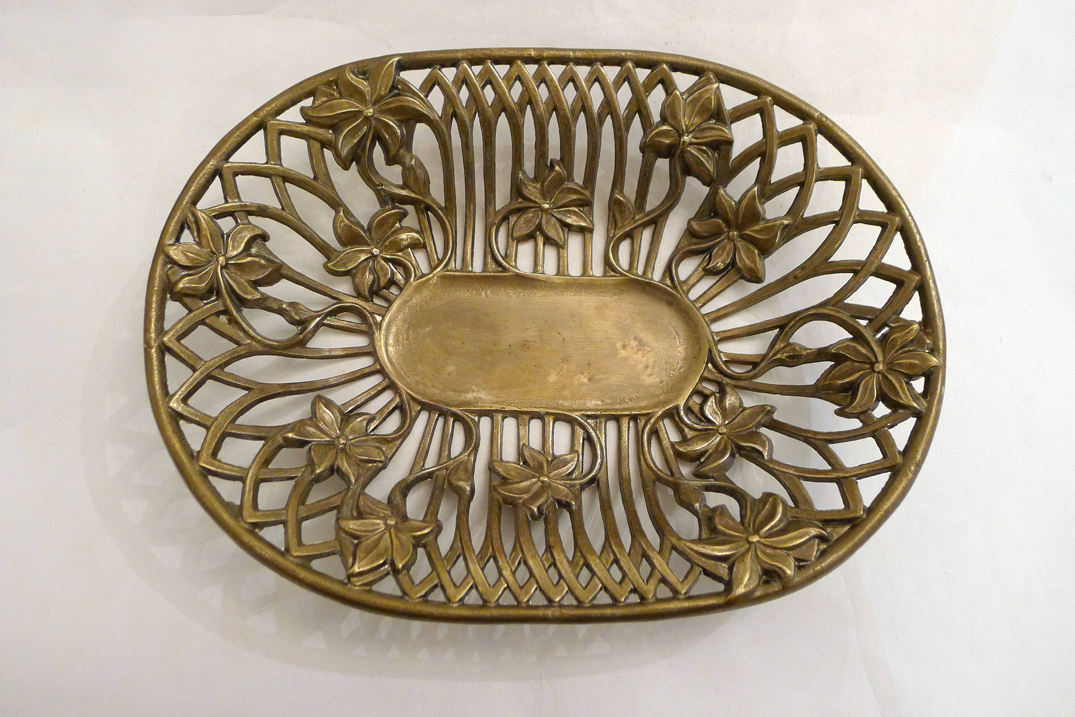 Openwork Art Nouveau basket in gilded brass