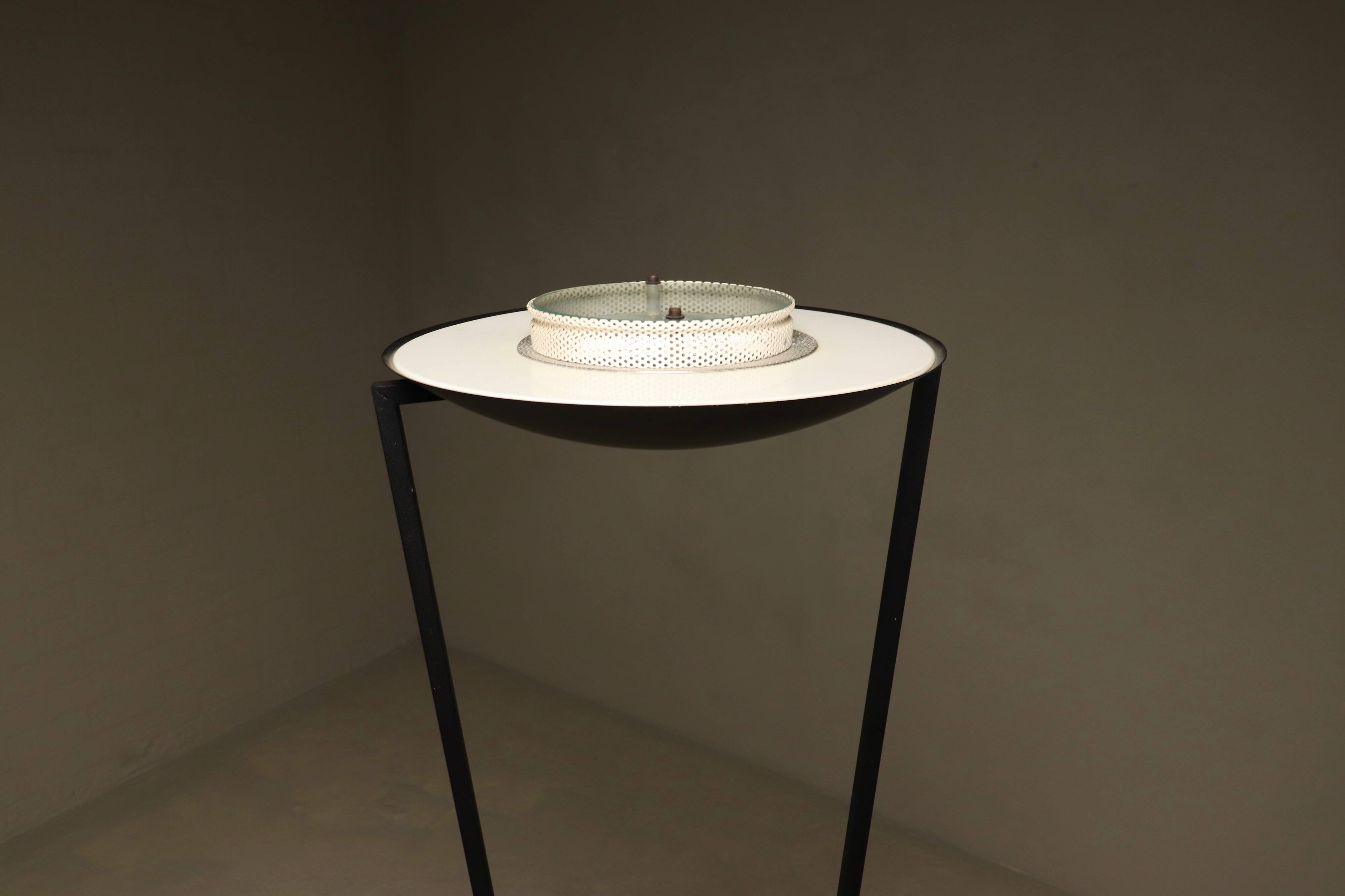 1st edition Victory floor lamp designed by Artoff for Lumen Center Italy 1980s