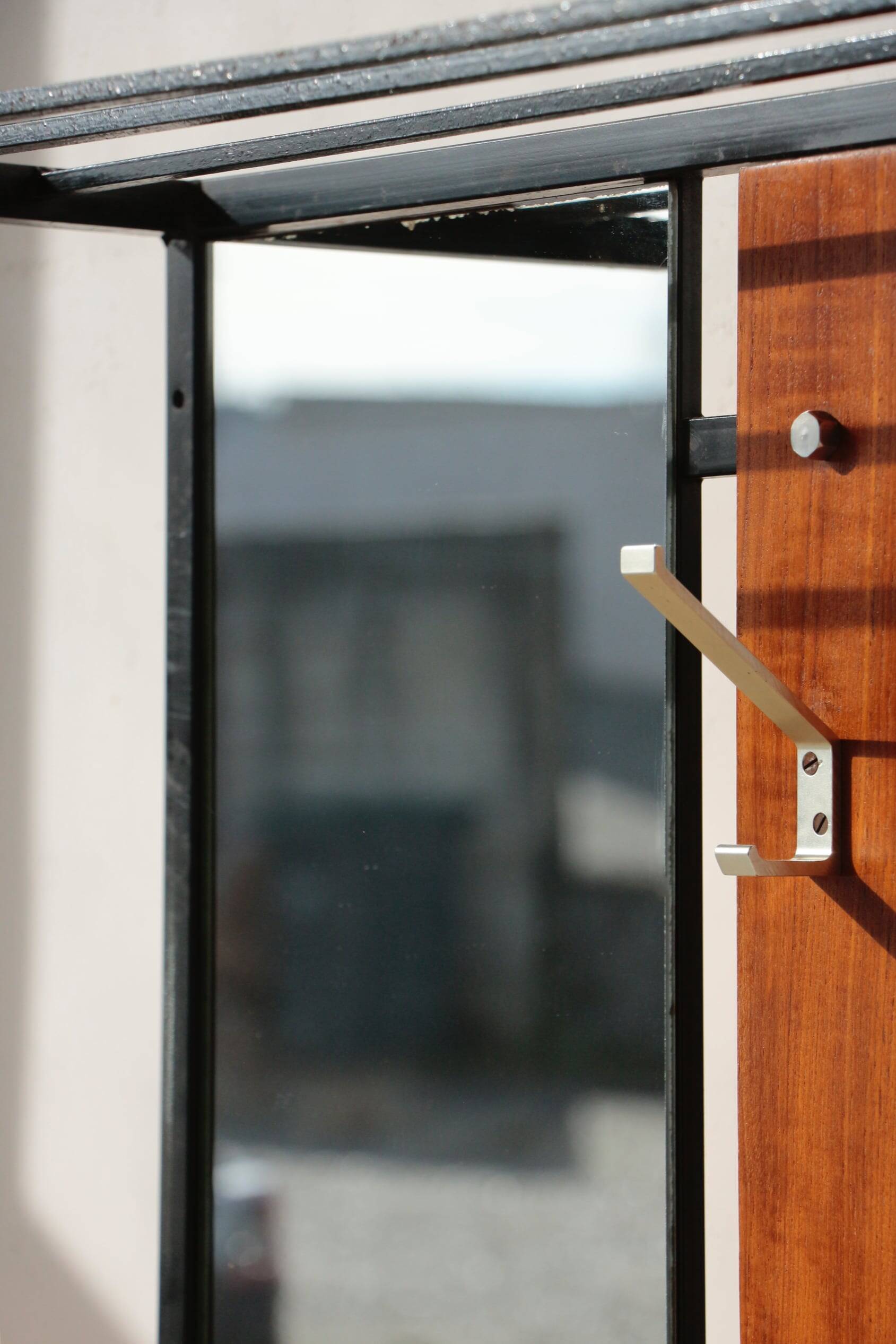 Vestiaire d’entrée vintage – Meuble à patères, miroir et rangements