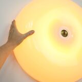 Grande applique murale italienne moderne du milieu du siècle en plexiglas et laiton