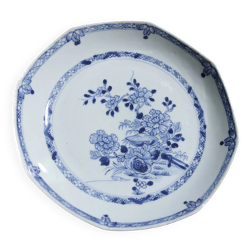 Octagonal Chinese blue and white plate with peonies – Qianlong, 18th c.
