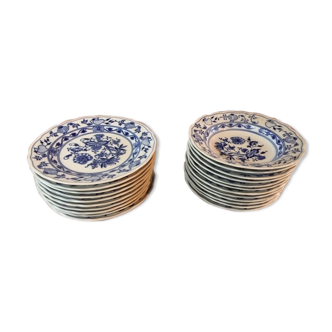 22 Czechoslovakian onion plates
