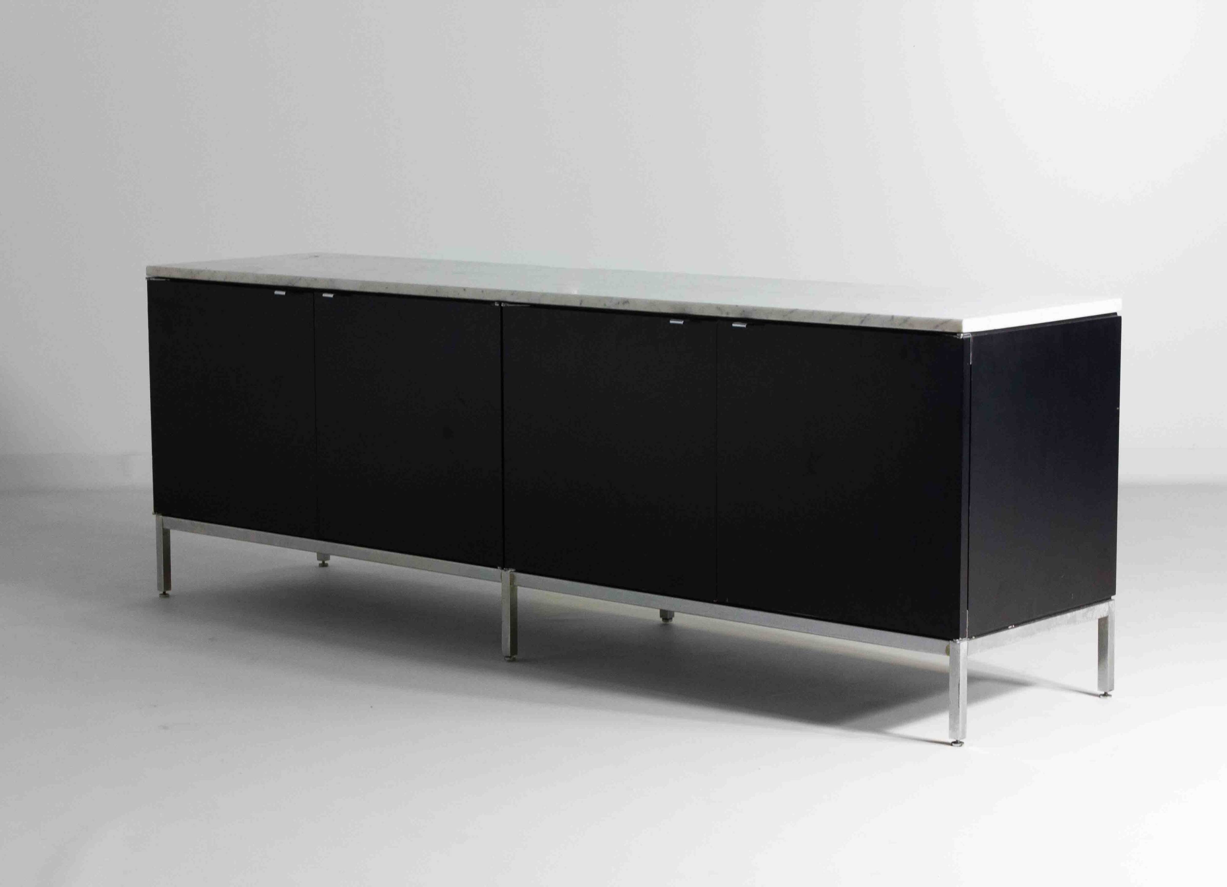 Buffet minimaliste de Florence Knoll en bois noir et marbre blanc, 1970