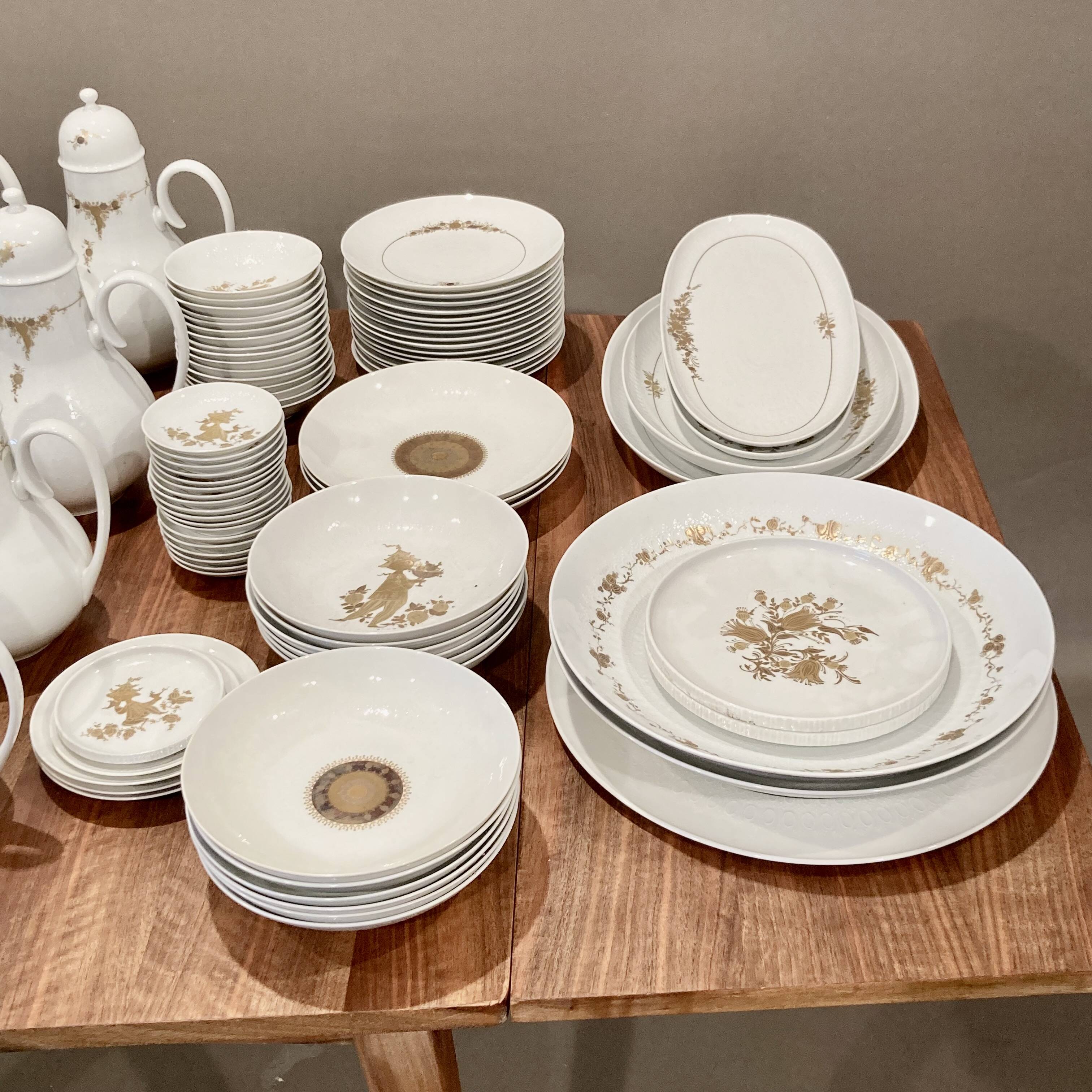 145-piece porcelain service, "bjorn winnblad" design, 1950.