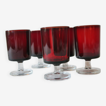 6 petits verres cavalier ruby Arcoroc très bon état.