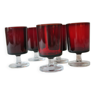 6 petits verres cavalier ruby Arcoroc très bon état.