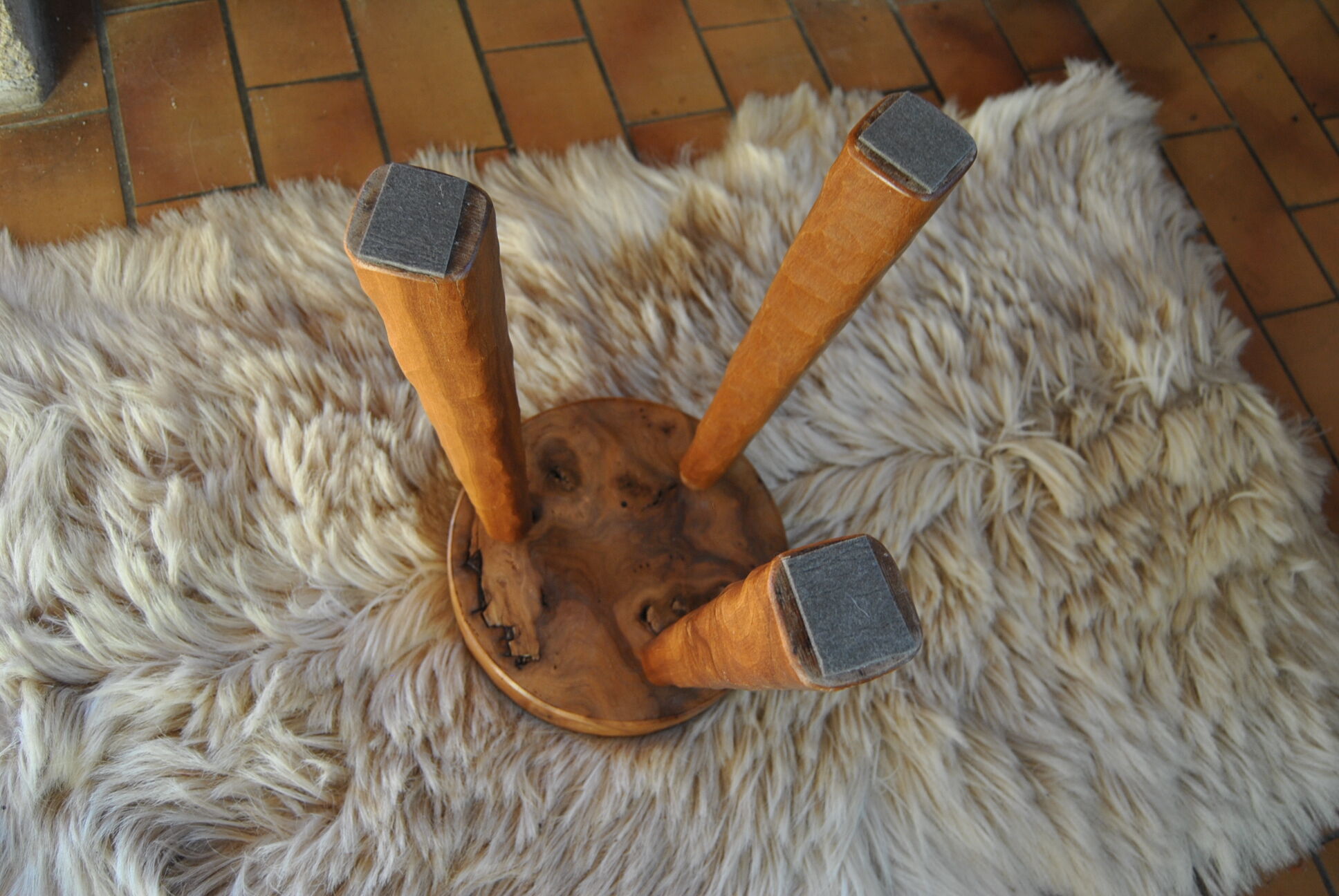 Tabouret tripode en bois vers 1950