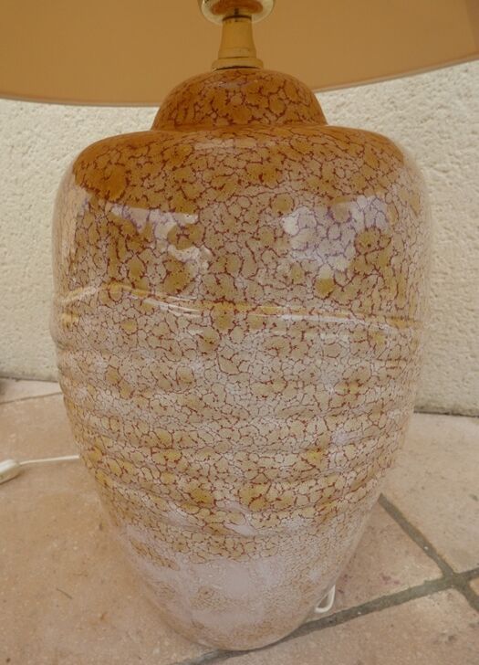 Large light yellow ceramic lamp stand with darker veins