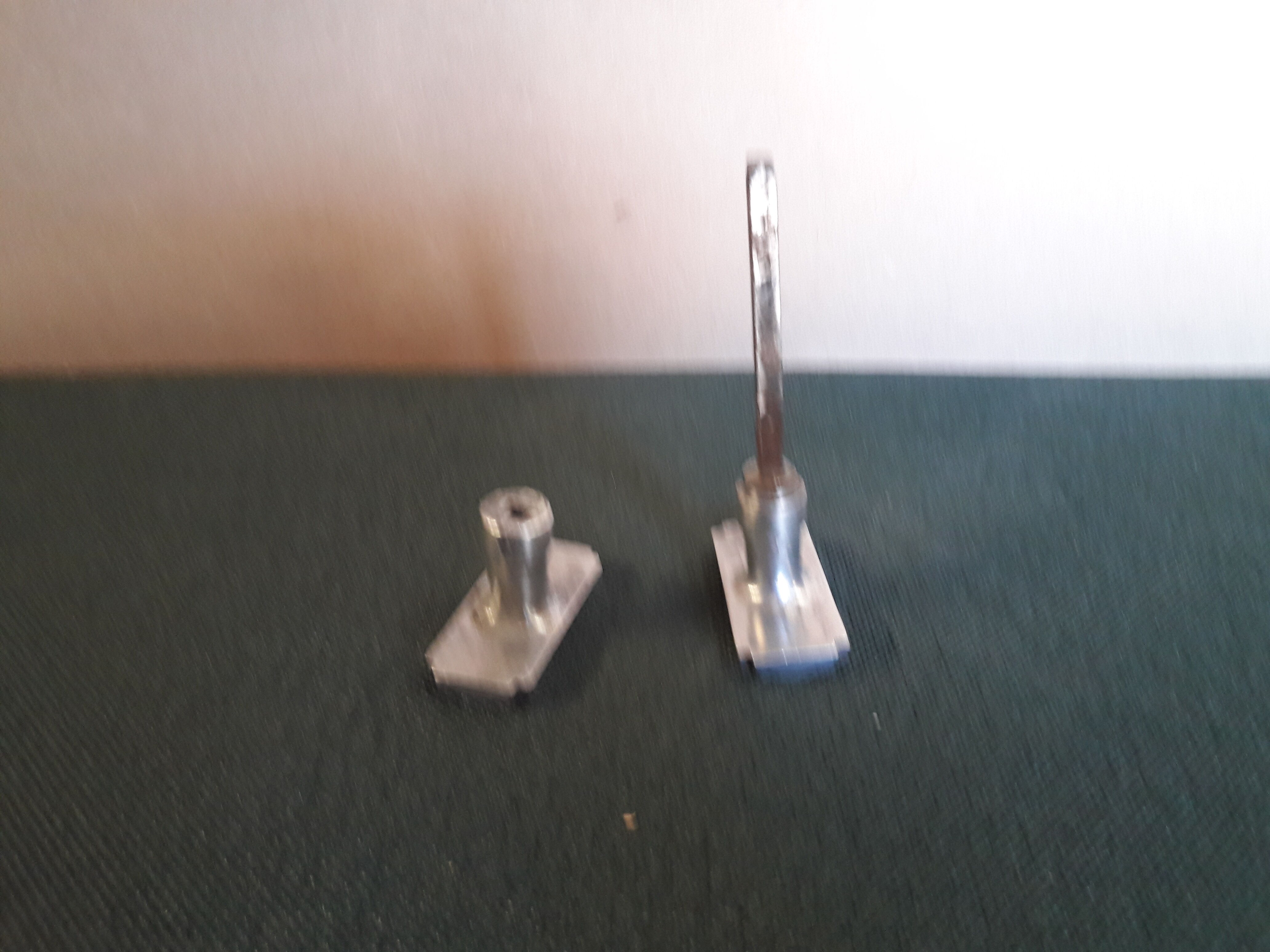 Une paire de poignée aluminium art deco