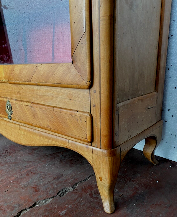 Vitrine de style Louis XV en bois de merisier et placage XIX siècle