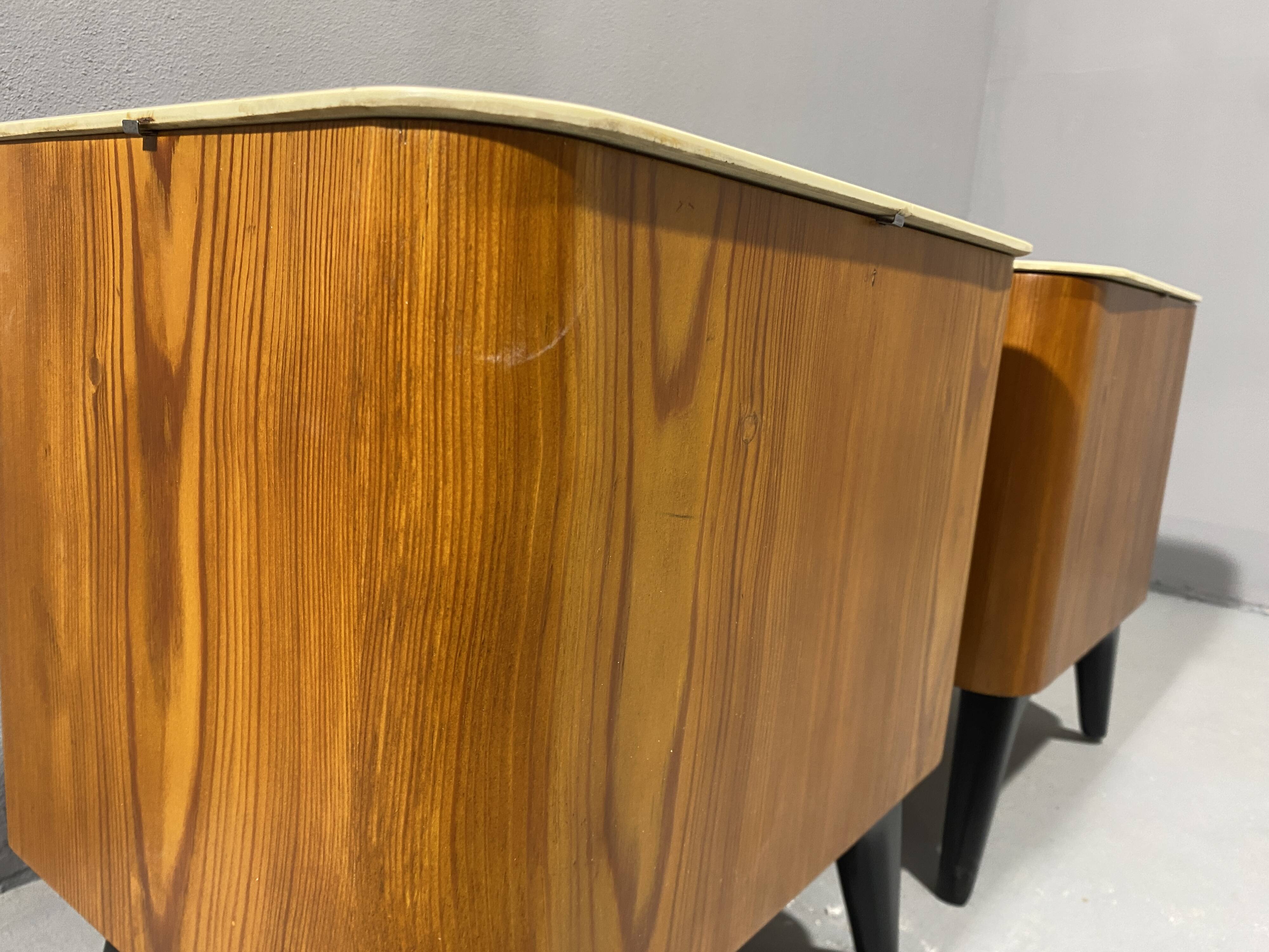 Tables de nuit entièrement restaurées par Jindřich Halabala pour ÚP Závody, années 1950, Tchécoslovaquie