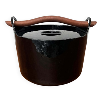 Black enamelled cast iron pot with a teak handle in mid-century style by Timo Sarpaneva for Rosenlew of Finland, 1960s.