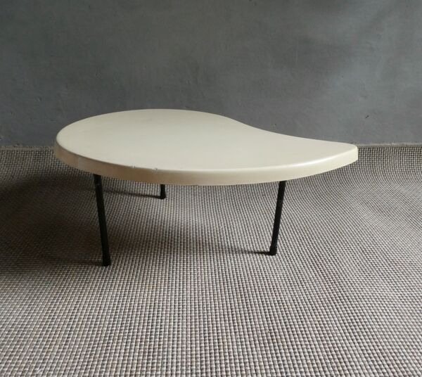 Table basse tripode, forme goutte d'eau, années 60